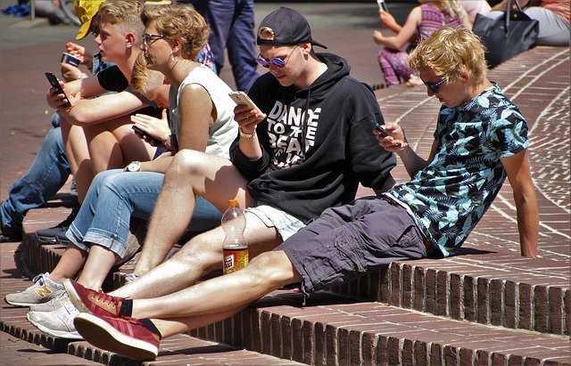 FOMO  - co oznacza i jak sobie z nim radzić