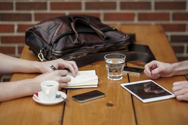 FOMO  - co oznacza i jak sobie z nim radzić